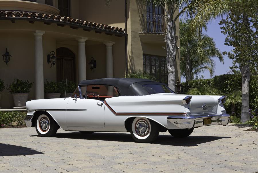  Oldsmobile 88 Convertible Coupe 1957 года  (фото 2 из 33)